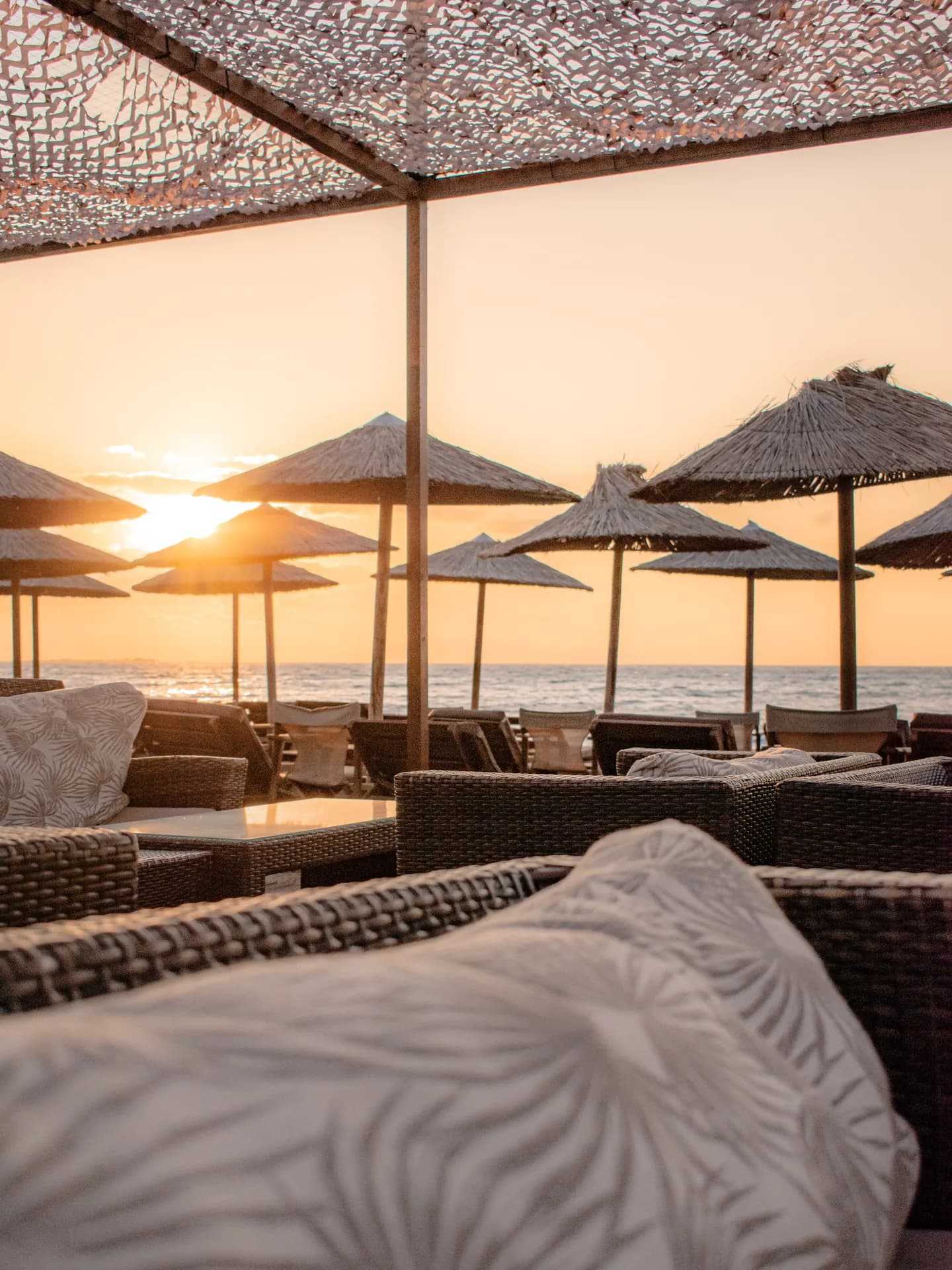Wicker καθιστικό lounge στο ηλιοβασίλεμα