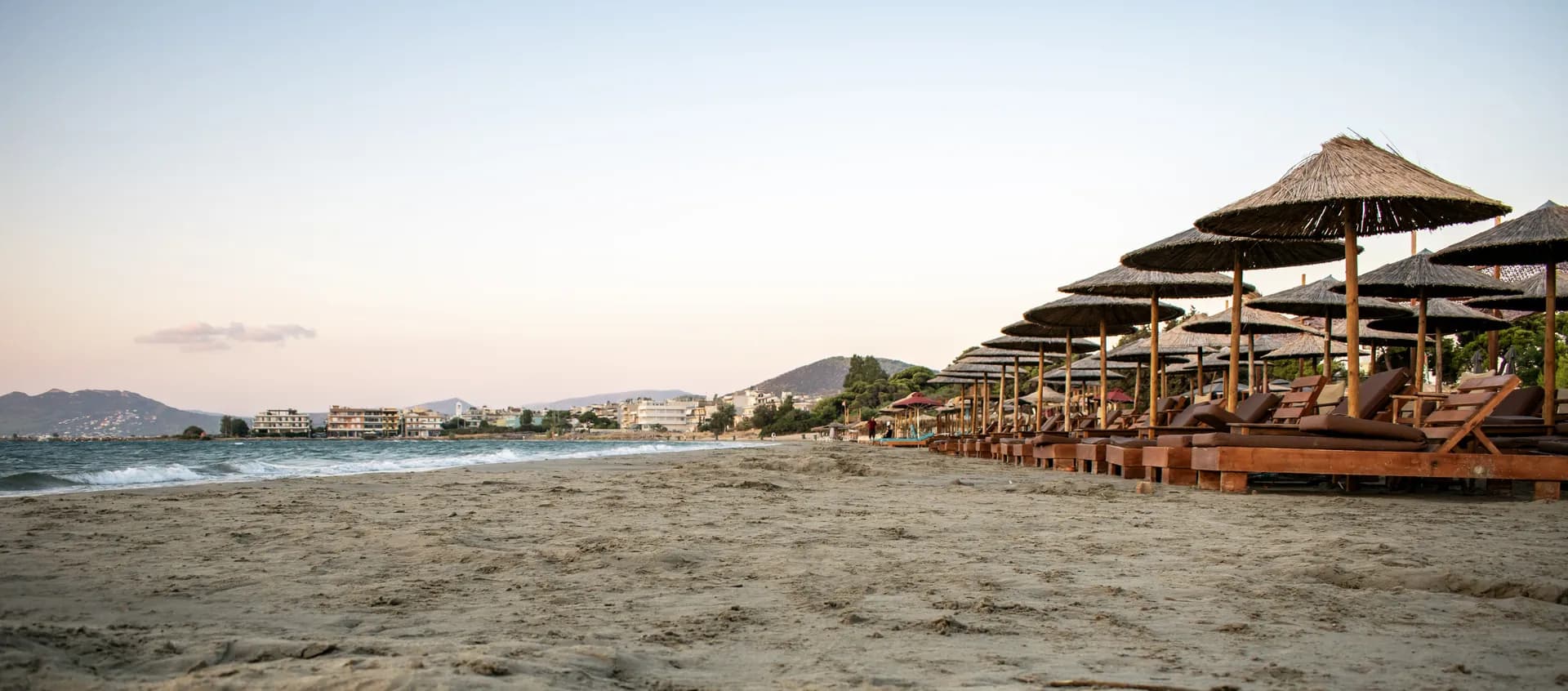Πανοραμική θέα στις ξαπλώστρες προς τη θάλασσα